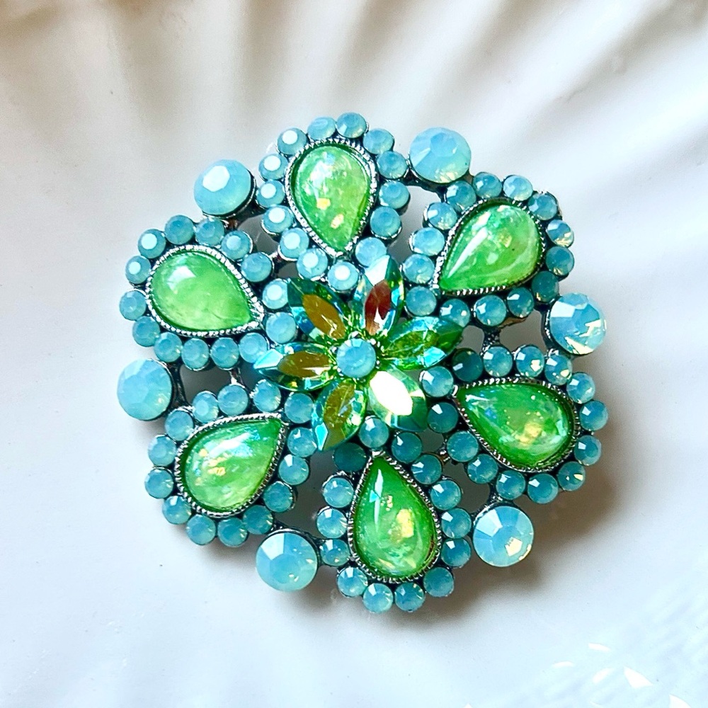 NWOT.  Cara Women’s Iridescent Sea Green, Gorgeous Floral
Crystal Brooch.